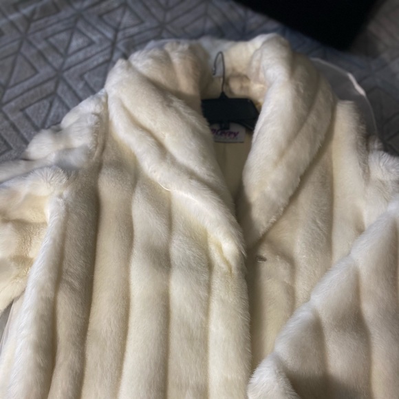 Monterey Fashions White Faux Fur. Vintage piece. - Picture 7 of 15